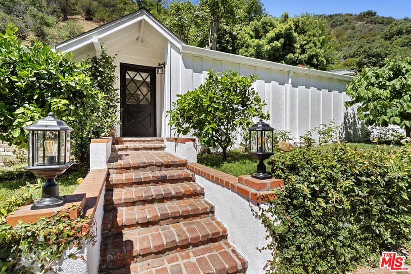 3933 Mandeville Canyon Rd