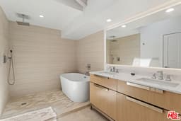 3933 Mandeville Canyon Rd thumbnail 9